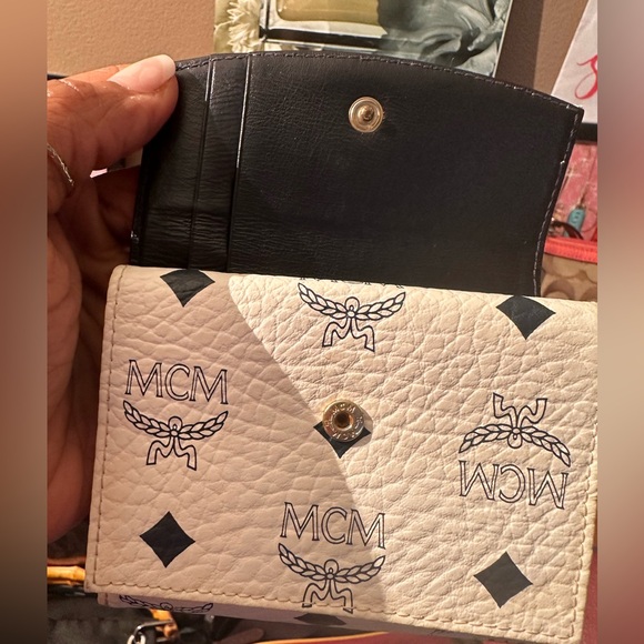 ⭐️⭐️EUC Vintage MCM White and Navy Blue Compact Wallet - Picture 5 of 11